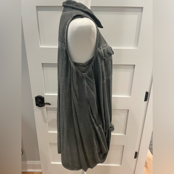 Nu Label, 100% Rayon, Sage Top, Size L - Picture 4 of 4